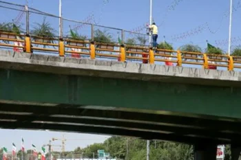 لحظه نجات جوان ۱۹ ساله از سقوط خودخواسته توسط پلیس