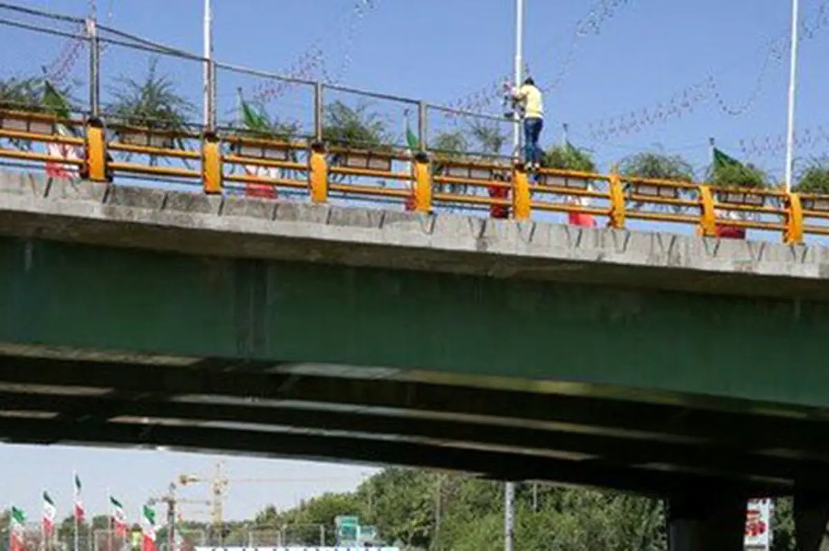 لحظه نجات جوان ۱۹ ساله از سقوط خودخواسته توسط پلیس